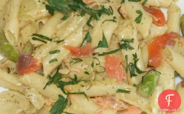 Penne com espargos e creme de salmão defumado