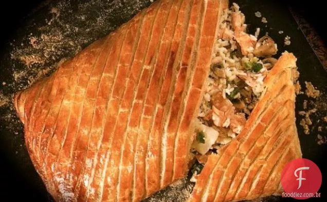 Salmão embrulhado em massa com arroz