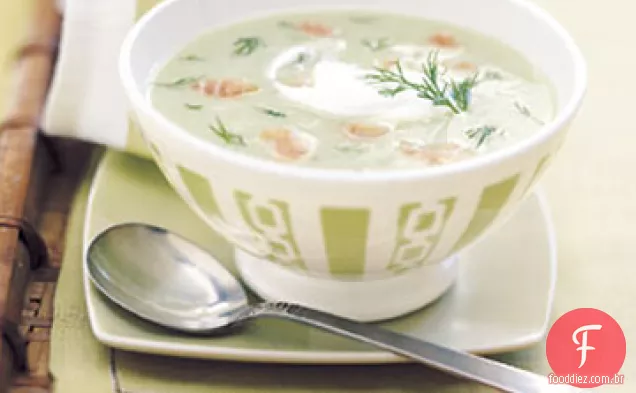 Sopa de pepino gelada com salmão defumado e endro