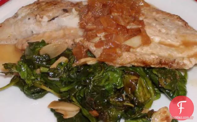 Pan tilápia frita com manjericão de limão Beurre Blanc em uma cama de murcha