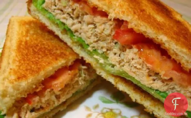 Sanduíche de salada de salmão simples e delicioso de Kittencal