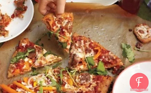 Pizza Com Linguiça, Pimentão Laranja E Rúcula