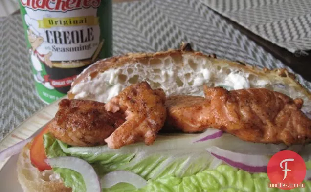Sanduíche de salmão Cajun com queijo de cabra e maionese de limão