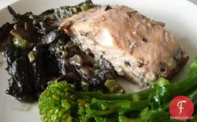 Salmão Assado Com Molho De Cogumelos