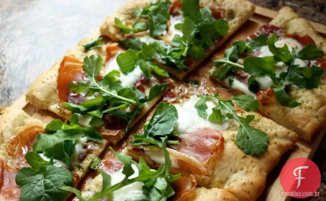 Pizza Com Pesto, Proscuitto, Mussarela E Rúcula