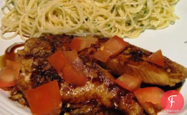 Tilápia de Jamin com molho escuro picante