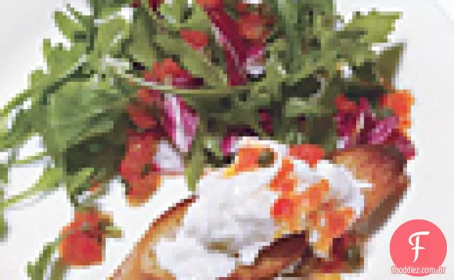 Salada Radicchio e rúcula com molho de pimenta assada e burrata Crostini