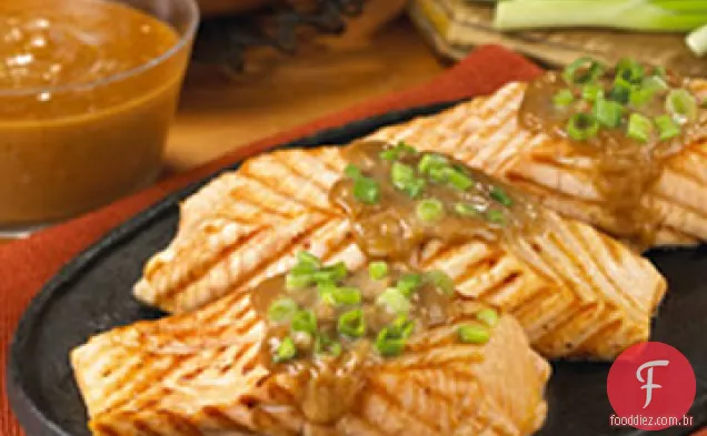 Salmão grelhado com molho de amendoim Hoisin