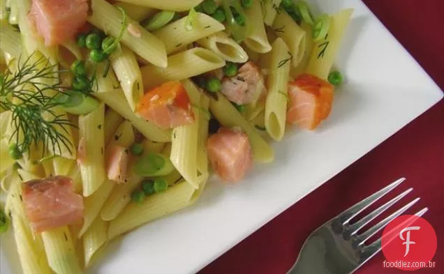 Penne com salmão defumado e ervilhas