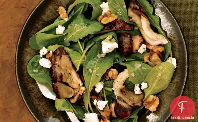 Salada de rúcula com cogumelos grelhados e queijo de cabra