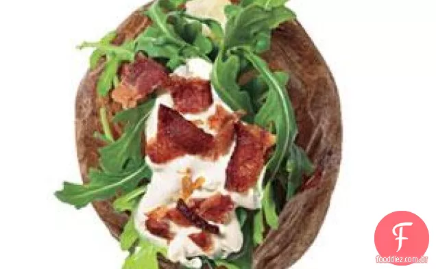 Batatas Assadas Com Rúcula, Bacon E Creme De Leite