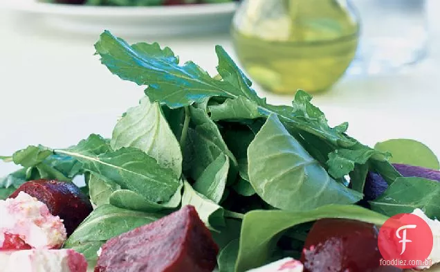 Salada de rúcula marroquina com beterraba e salata de ricota