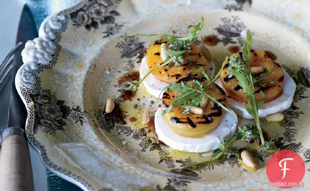 Salada grelhada de Damasco, rúcula e queijo de cabra