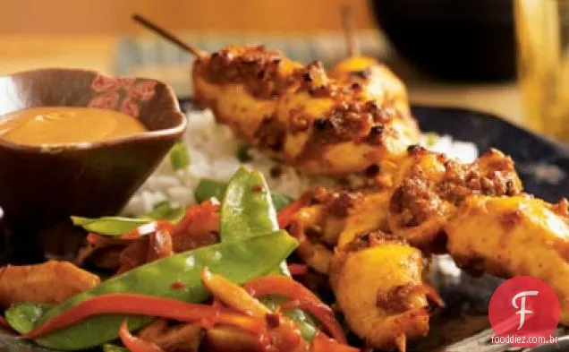 Saté de frango com molho de amendoim