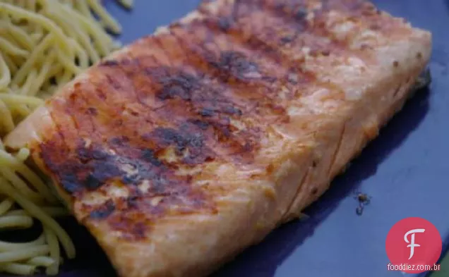 Salmão com esmalte de mel e mostarda