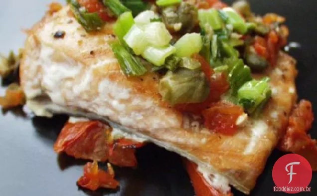 Filetes de salmão em molho de alcaparras de tomate