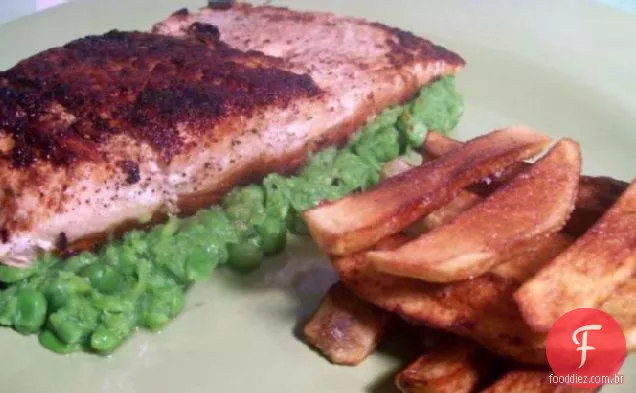 Cajun salmão enegrecido com ervilhas puré e batatas fritas