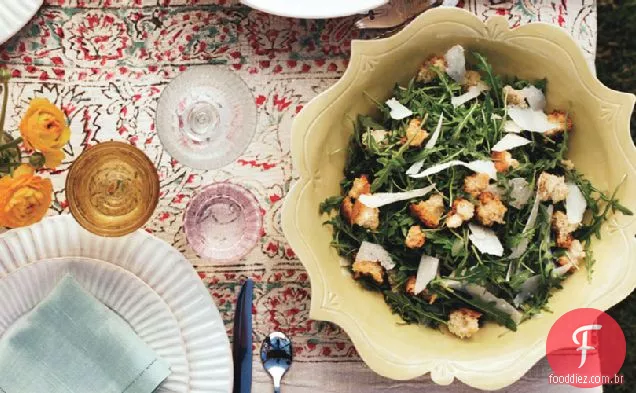 Salada De Rúcula Selvagem Com Croutons De Alho, Parmesão Raspado E L