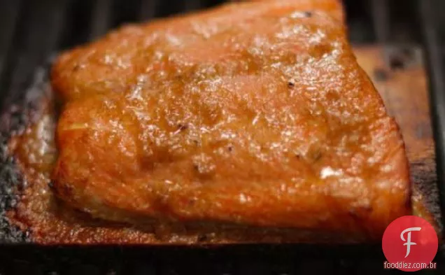 Salmão De Tábua De Cedro Com Molho De Gengibre