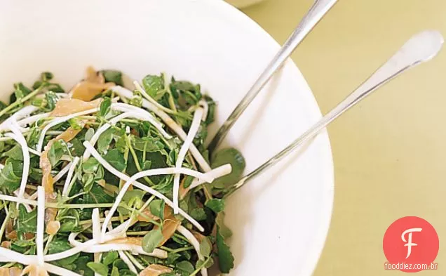 Salada de rúcula e ervilha com salmão defumado