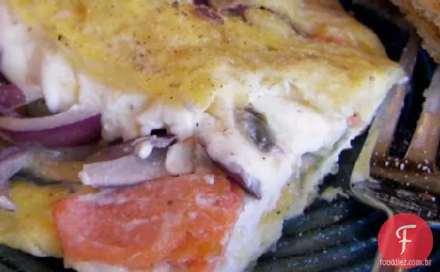 Omelete de salmão defumado com cebola vermelha e alcaparras