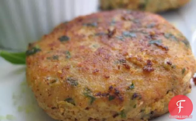 Bolos De Peixe Tailandeses Com Molho De Amendoim Quente