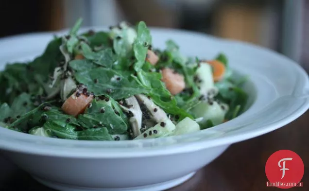 Salada de rúcula com frango assado, Quinoa preta e limão-tah