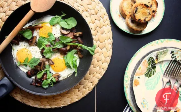 Frigideira De Café Da Manhã Com Cogumelos E Bacon