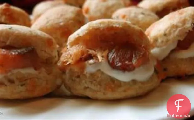 Scones De Cheddar Velhos Afiados Com Salmão Defumado