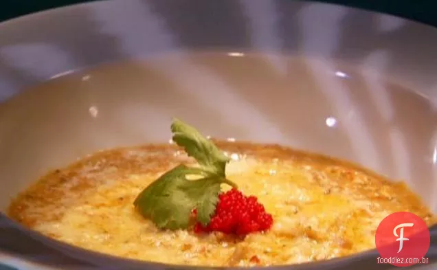 Corando ela sopa de caranguejo com um toque