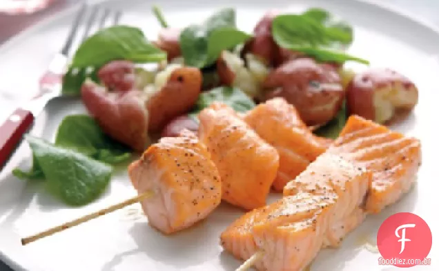 Espetos de salmão com batatas esmagadas