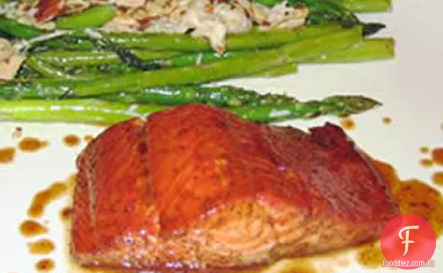 Salmão envidraçado doce e picante