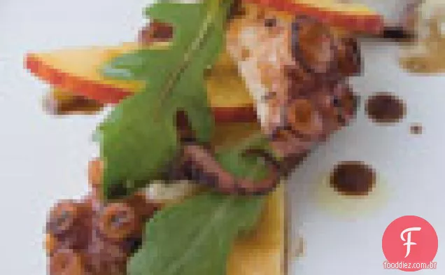 Polvo Carbonizado Com Pêssego, Rúcula E Balsâmico Envelhecido