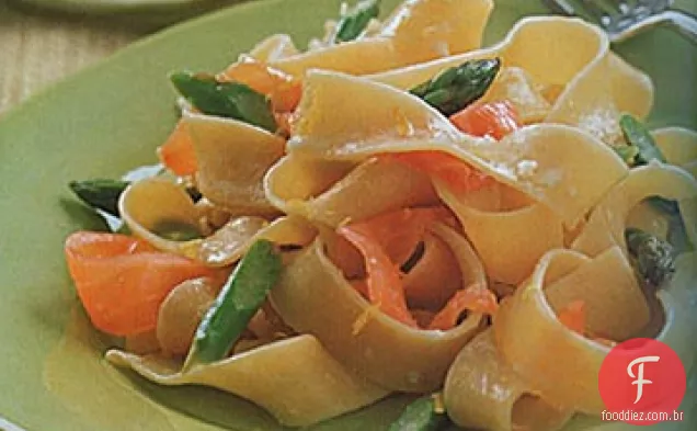 Pappardelle em molho de Creme De Limão com aspargos e salmão defumado