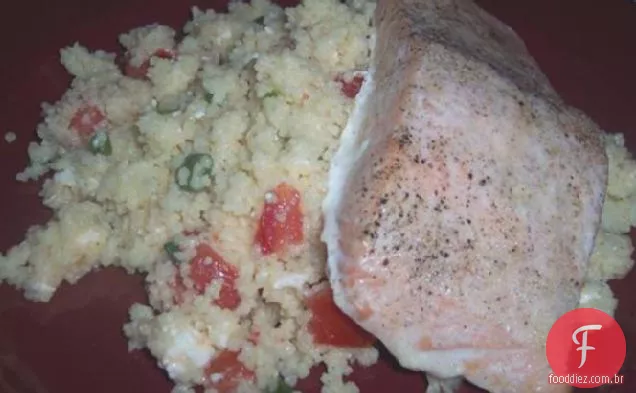 Filetes de salmão sobre cuscuz