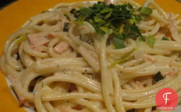 Macarrão com salmão defumado, Vinho Branco, Creme e cebolinha