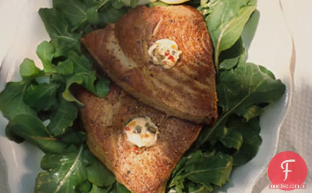 Bifes de atum grelhados com manteiga de alcaparras