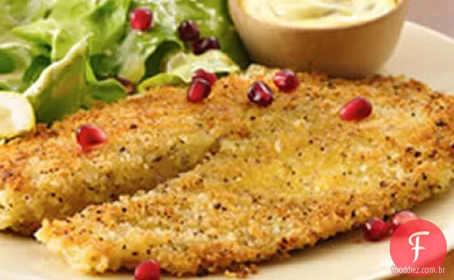 Tilápia de pimenta limão grelhada com salada cremosa de vinagrete de sementes de abóbora coberta com sementes de romã