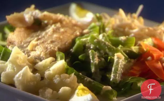 Salada das ilhas das especiarias com molho Sambal