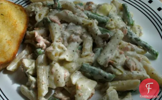 Salmão Penne com molho de Creme De Pesto De Manjericão, alcachofras e aspargos
