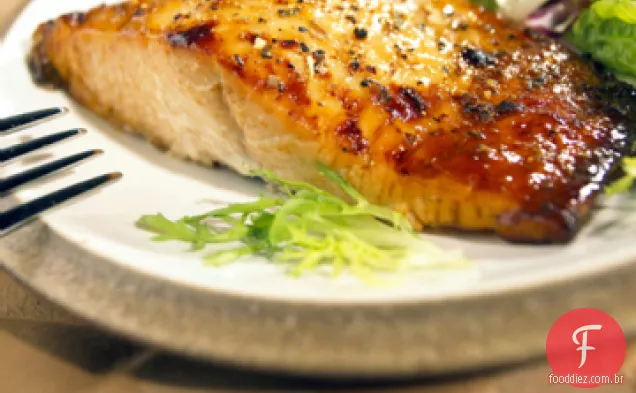 Salmão com mostarda e esmalte de açúcar mascavo