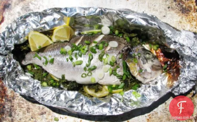 Ceia de domingo: Peixe Assado Recheado com limão e ervas