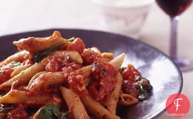 Macarrão de trigo integral Arrabiatta com tomate assado no fogo e Aru