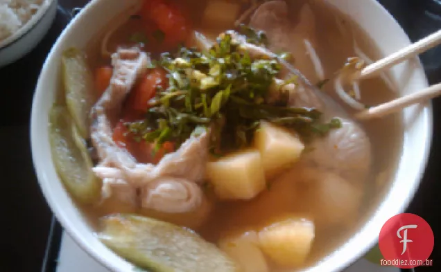 Sopa de bagre quente e azeda