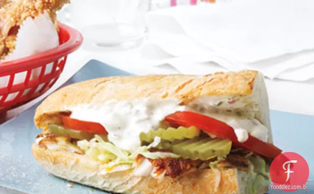 Peixe-Gato enegrecido Po'Boy com molho tártaro leve