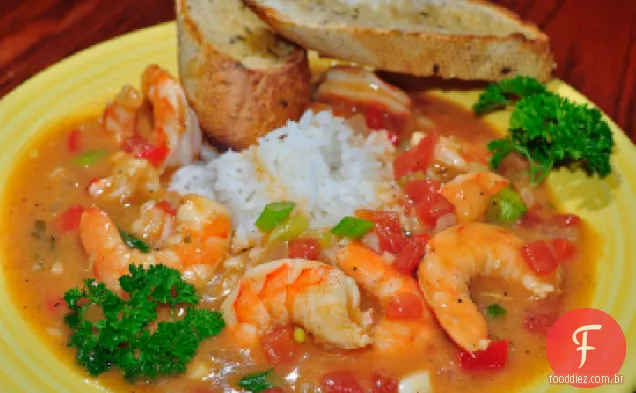 Peixes e frutos do mar picantes e salgados Etouffee