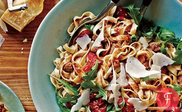 Salsicha, tomate e rúcula Fettuccine