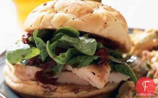 Sanduíche de frango com rúcula e vinagrete de tomate seco ao sol