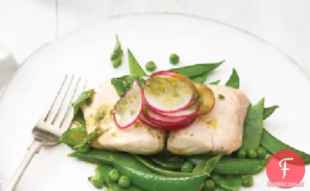 Bacalhau cozido no vapor e ervilhas misturadas com vinagrete de manjericão