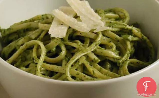 Macarrão com manjericão, rúcula e Pesto de nozes